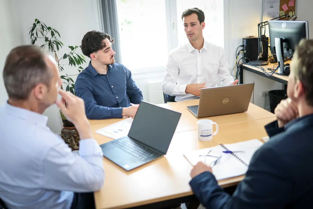 Chef dressant une assiette gastronomique